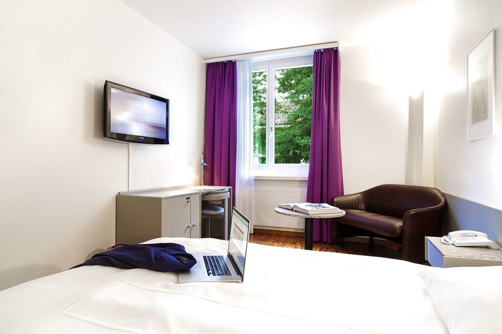 Hotel Fly Away Kloten Buitenkant foto