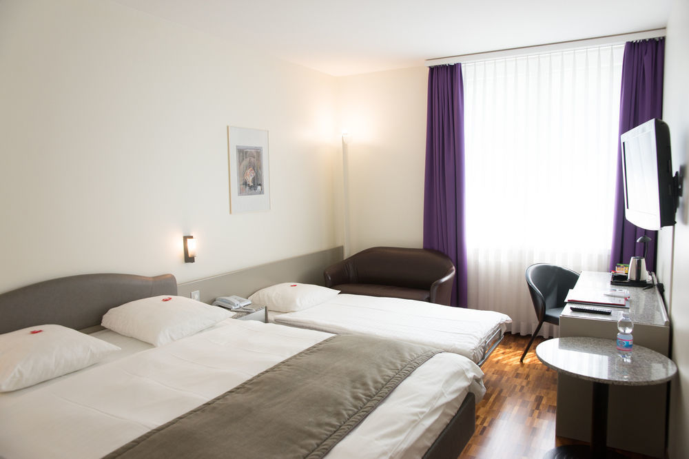 Hotel Fly Away Kloten Buitenkant foto