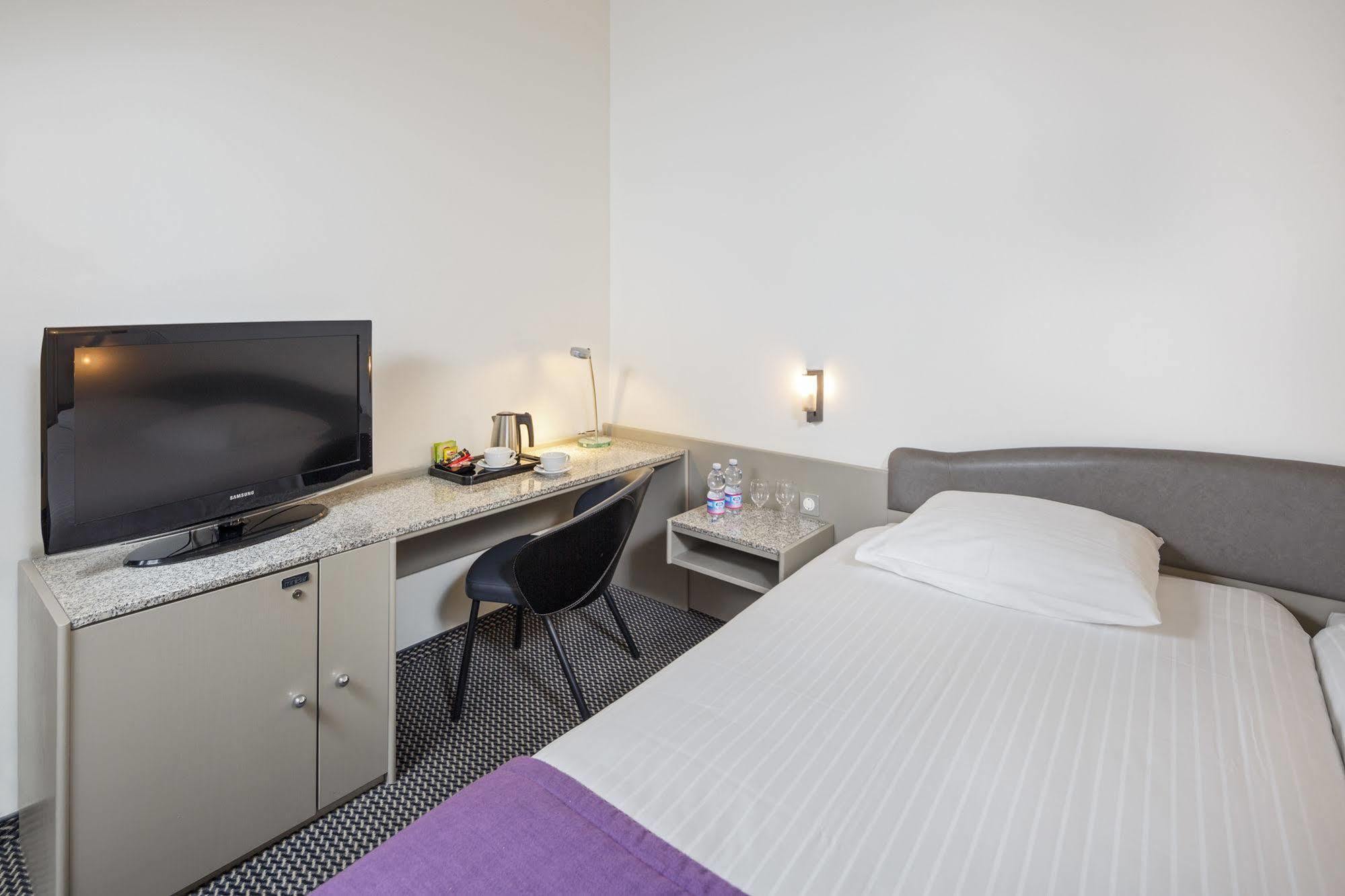 Hotel Fly Away Kloten Buitenkant foto