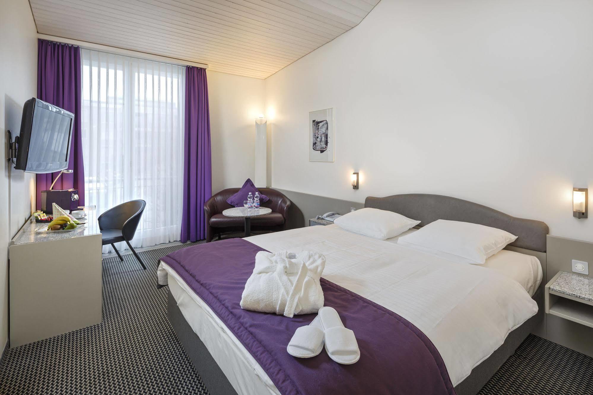 Hotel Fly Away Kloten Buitenkant foto