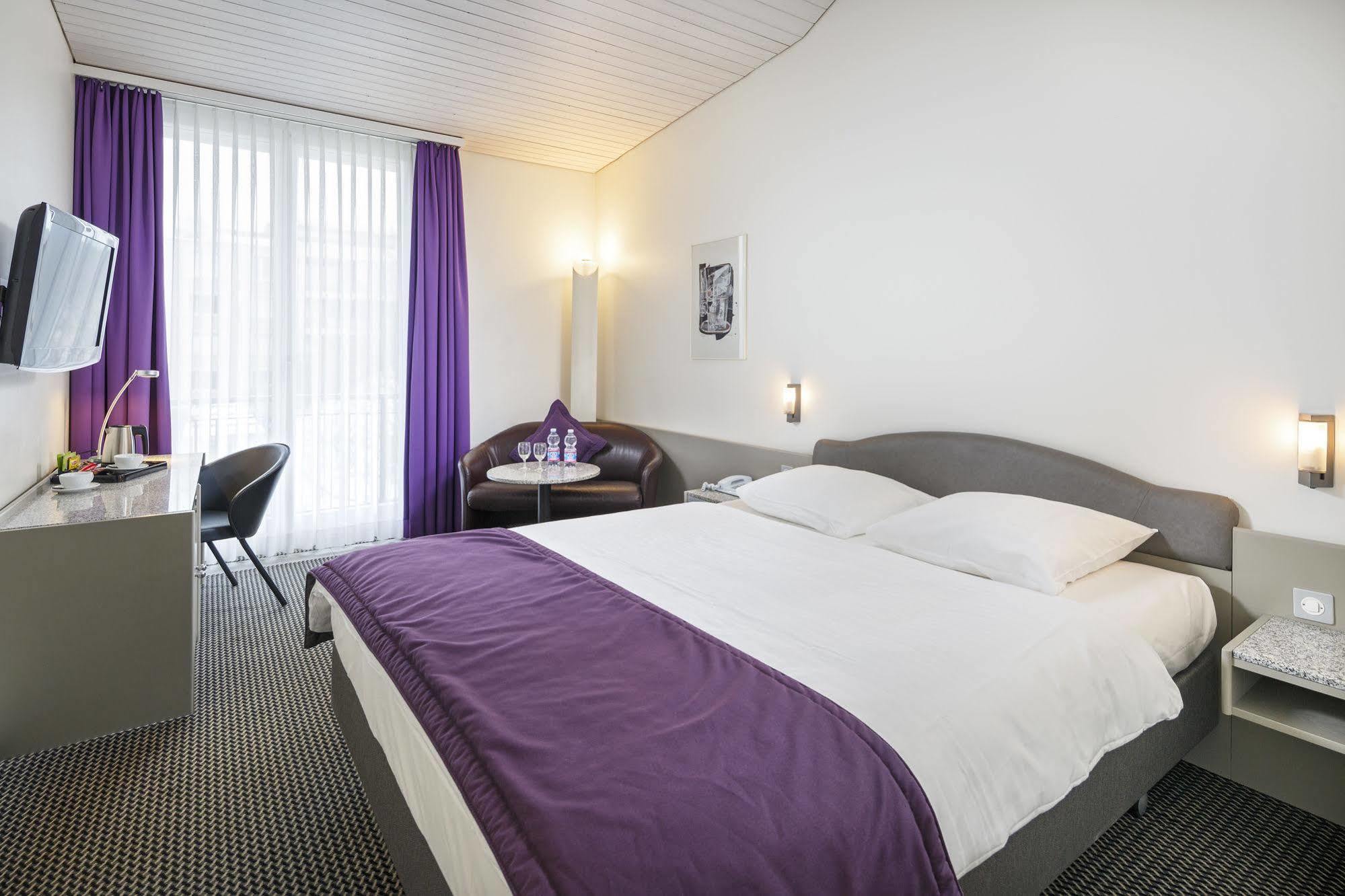 Hotel Fly Away Kloten Buitenkant foto